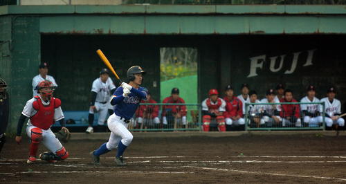 盛岡大付対富士大　4回表盛岡大付無死、右前打を放つ松本