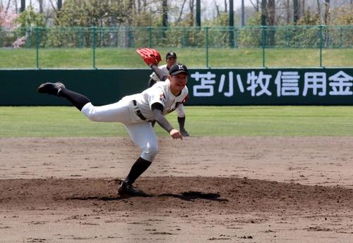 駒大苫小牧対苫小牧中央　今大会初登板し公式戦初完投した駒大苫小牧の2年生エース北嶋（撮影・永野高輔）