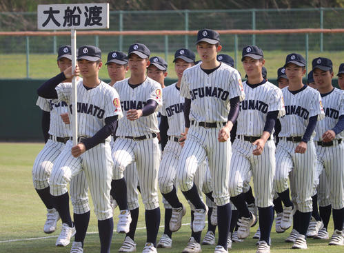 開会式で入場行進する大船渡・佐々木（前列右）（撮影・金子真仁）