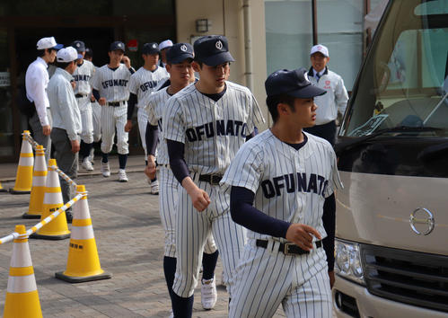 閉会式終了59秒後にバスに乗り込んだ大船渡・佐々木（撮影・金子真仁）