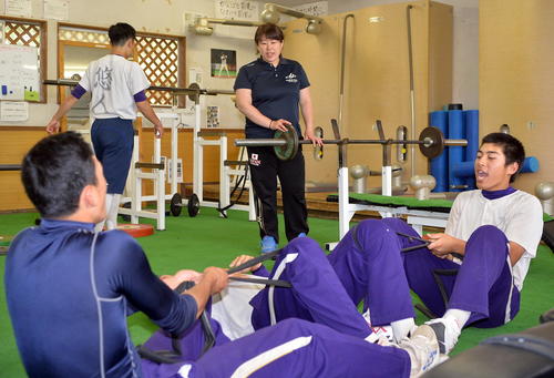 選手らを鼓舞しながらトレーニングを行う冨田トレーナー（撮影・鎌田直秀）