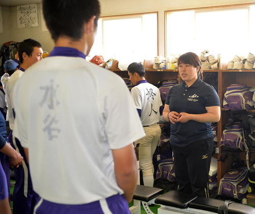 選手らに丁寧に説明しながらトレーニングを行う冨田トレーナー（撮影・鎌田直秀）