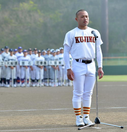 選手宣誓を行う久慈・渡辺主将（撮影・鎌田直秀）
