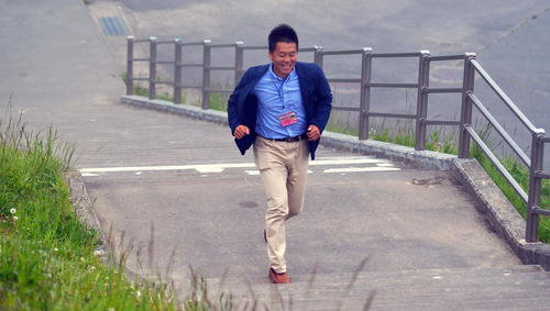 一番近い駐車場から席取りに走る観客を想定し、試走して階段を駆け上がる本紙・金子真仁記者（撮影・鎌田直秀）
