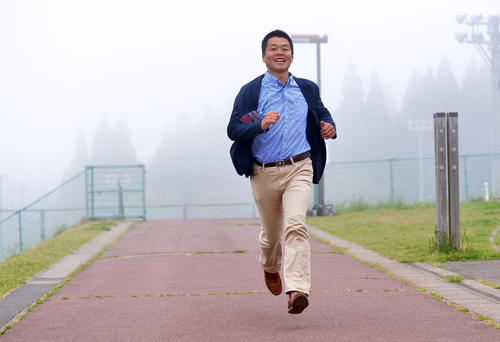 一番近い駐車場から席取りに走る観客を想定し、試走する本紙・金子真仁記者（撮影・鎌田直秀）