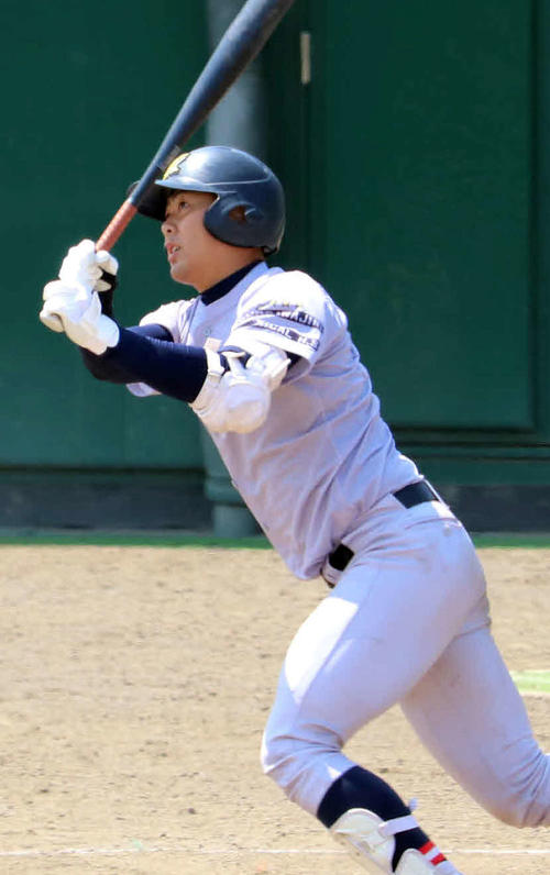 犠飛を放つ黒沢尻工・石塚