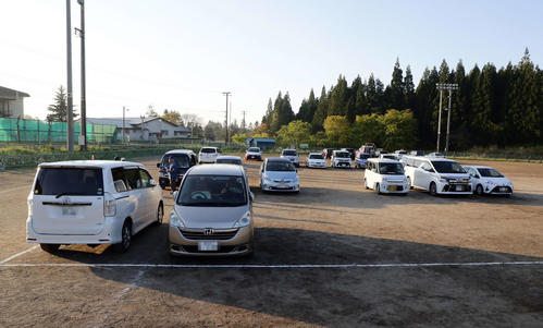 大船渡の佐々木朗希を一目見ようと、早朝5時10分には球場下の駐車場に既に20台の車が。午前5時12分（一部加工）（撮影・浅見桂子）