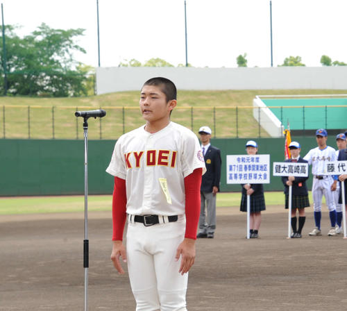 開会式で選手宣誓する春日部共栄（埼玉）の石崎聖太郎主将（3年）（撮影・山岸章利）