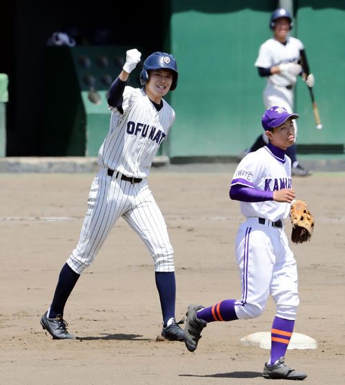 大船渡対釜石　2回表大船渡無死一塁、木下の2点本塁打で、一塁走者の佐々木は打球を見ながらガッツポーズで走る（撮影・浅見桂子）