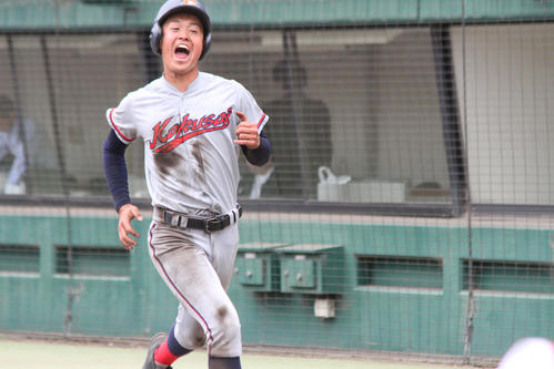生還して喜ぶ京都国際・早（撮影・柏原誠）＝2019年5月18日、わかさスタジアム京都