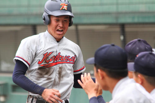生還して喜ぶ京都国際・早（撮影・柏原誠）＝2019年5月18日、わかさスタジアム京都