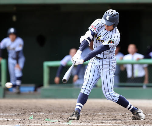 8回裏東海大相模2死二塁、中前適時打を放つ遠藤（撮影・大野祥一）