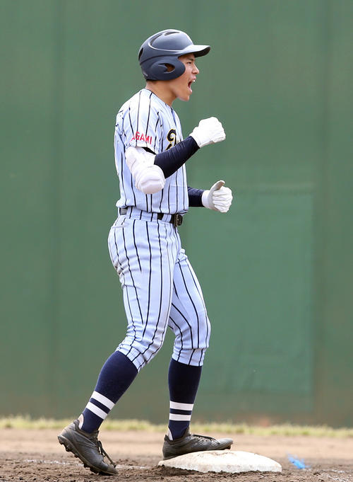 8回裏東海大相模2死二塁、中前適時打を放ちガッツポーズする遠藤（撮影・大野祥一）