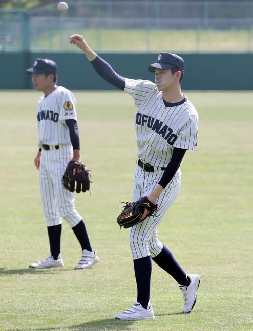 釜石対大船渡　午前9時12分、キャッチボールする大船渡の佐々木（撮影・浅見桂子）