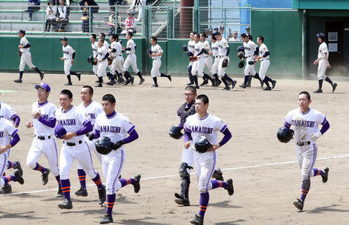 大船渡対釜石　釜石（手前）にサヨナラ負けで初戦敗退を喫した大船渡・佐々木（奥右から4人目）らは、スタンドにあいさつに向かう（撮影・浅見桂子）