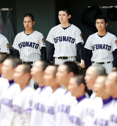 釜石にサヨナラ負けで初戦敗退を喫した大船渡・佐々木（中央奥）は、表情を隠して相手校歌を見つめる（撮影・浅見桂子）