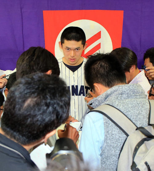 釜石にサヨナラ負けで初戦敗退を喫した大船渡・佐々木は悔しそうな表情で報道陣の質問に答える（撮影・浅見桂子）