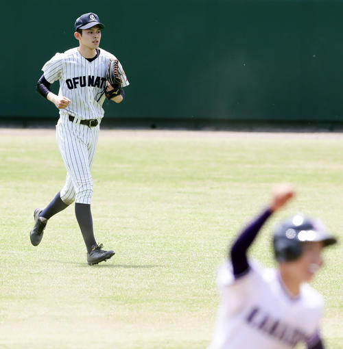 10回裏釜石無死満塁、黒沢の左前サヨナラ打で初戦敗退が決まり、喜ぶ釜石の一塁走者・川崎（手前）の奥を淡々と引き揚げる大船渡・佐々木（撮影・浅見桂子）