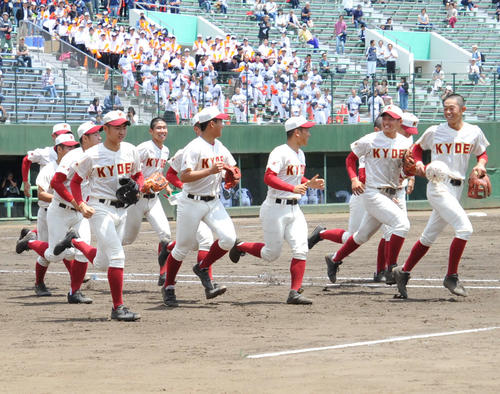 春日部共栄対栃木工 初戦を勝利し、スタンドへのあいさつに向かう春日部共栄ナイン(撮影・山岸章利)