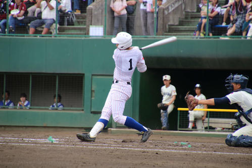 山村学園対習志野 山村学園 3回一二塁から左前に先制打を打つ和田=2019年5月19日(市営大宮球場)(撮影・保坂淑子)