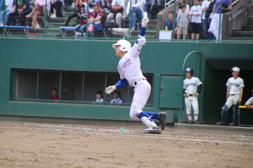 山村学園対習志野 山村学園 4回無死三塁から小林選手が左越え2ランを放つ(撮影・保坂淑子)