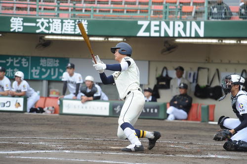 高校野球　福岡県招待試合　真颯館対創志学園　創志学園3回表無死満塁から4番西純矢投手が左中間を破る3点適時三塁打を放つ（撮影・浦田由紀夫）