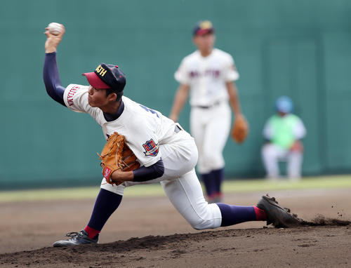山梨学院対浦和実　力投する浦和実・豆田（撮影・大野祥一）
