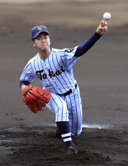 駿台甲府対東海大菅生　力投する東海大菅生・中村晃（撮影・大野祥一）