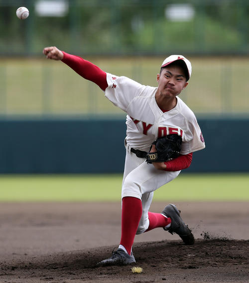 東海大菅生対春日部共栄　力投する春日部共栄・村田（撮影・大野祥一）