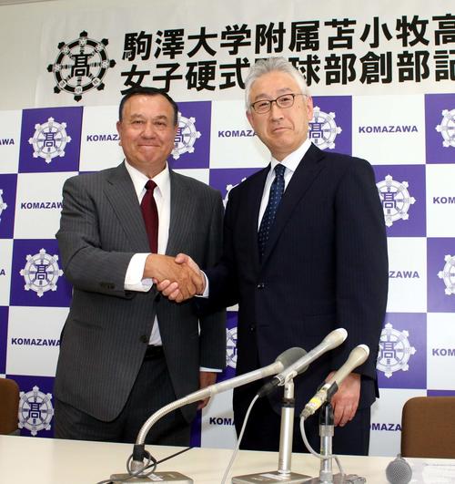 女子硬式野球部を創部する駒大苫小牧の笹嶋清治校長と握手をする、日本女子プロ野球リーグの太田スーパーバイザー（撮影・永野高輔）
