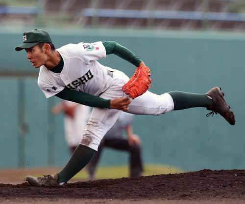 桐光学園対専大松戸　2番手で登板し、力投する専大松戸・杉田（撮影・大野祥一）