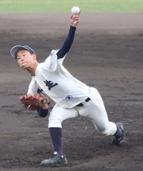 星稜を相手に力投する丹生・玉村（撮影・柏原誠）