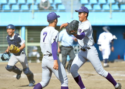 一関一対花巻東　相手打線を抑えて笑顔でベンチに戻ってハイタッチする花巻東・西舘（右）（撮影・鎌田直秀）