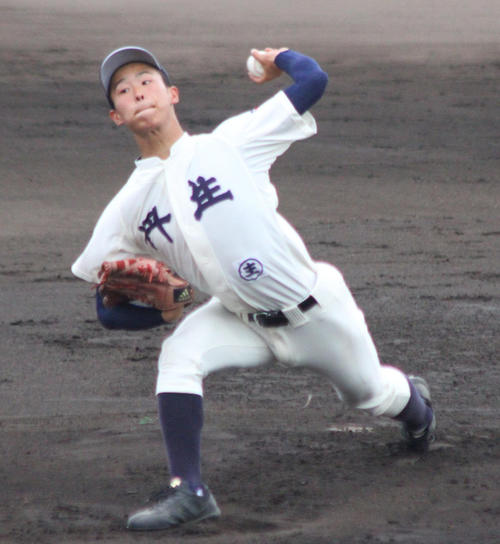 星稜相手に力投する丹生・玉村（撮影・柏原誠）