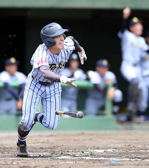 東海大相模対山村学園 延長10回表東海大相模1死二、三塁、右中間を破る2点適時三塁打を放つ金城(撮影・大野祥一)
