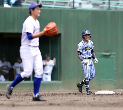東海大相模対山村学園 10回表東海大相模1死二、三塁、勝ち越し打を放ち、喜ぶ金城(右)左は山村学園・和田(撮影・大野祥一)