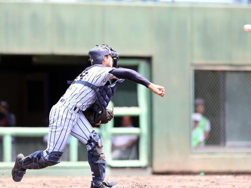 東海大相模対山村学園 5回裏山村学園無死一塁、バントを捕併殺にする井上(撮影・大野祥一)
