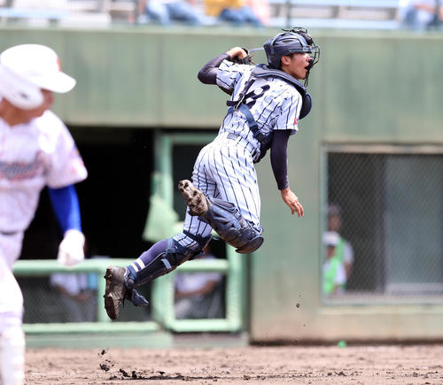 東海大相模対山村学園 5回裏山村学園無死一塁、バントを捕併殺にする井上(撮影・大野祥一)