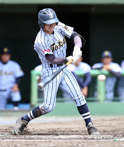東海大相模対山村学園 10回表東海大相模1死二、三塁、右中間を破る2点適時三塁打を放つ金城(撮影・大野祥一)
