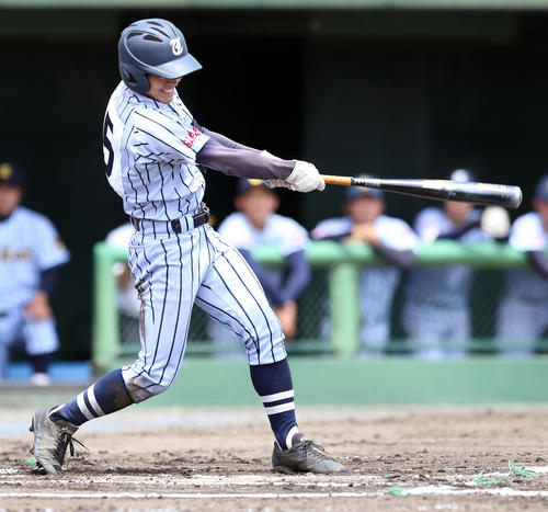東海大相模対山村学園 10回表東海大相模1死二、三塁、右中間を破る2点適時三塁打を放つ金城(撮影・大野祥一)