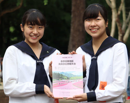 桜色の関東大会パンフレットは完売御礼（撮影・金子真仁）