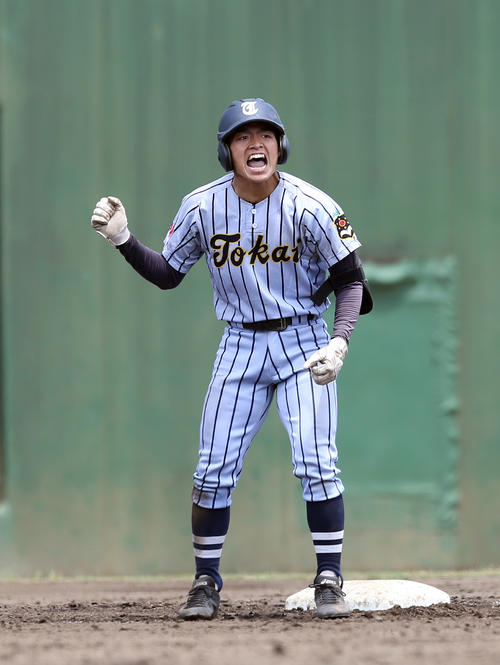 東海大相模対山村学園　10回表東海大相模1死二、三塁、2点適時三塁打を放ち、ガッツポーズする金城（撮影・大野祥一）