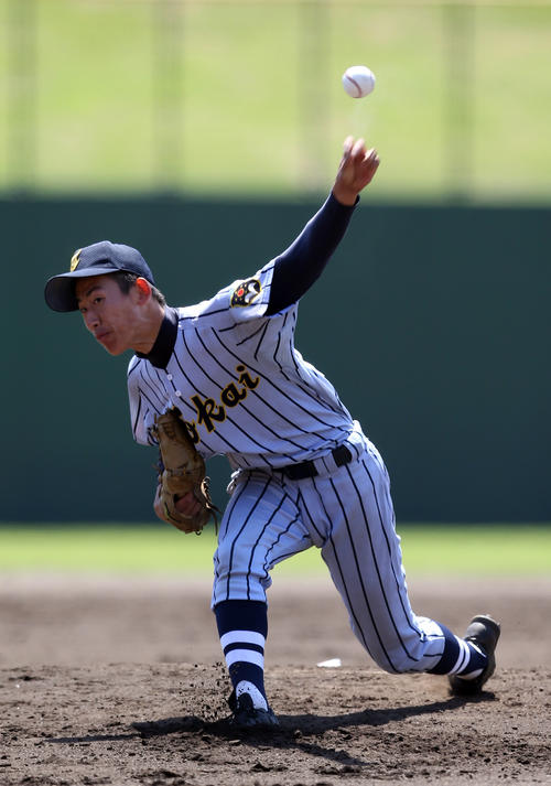 東海大相模対東海大菅生　力投する東海大相模・石田（撮影・大野祥一）