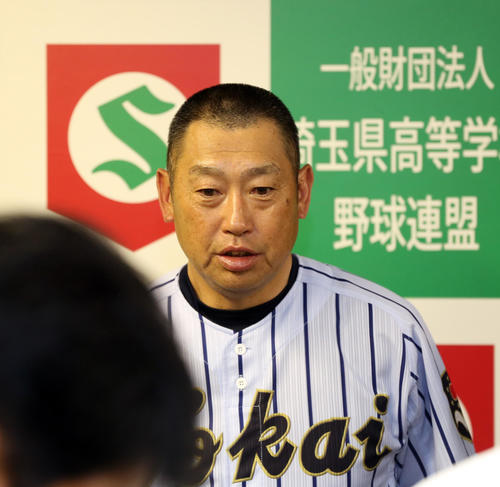 準優勝し、取材に応じる東海大菅生・若林監督（撮影・大野祥一）