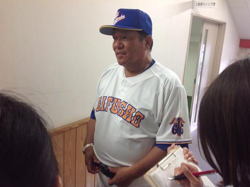 試合後取材を受ける県岐阜商・鍛治舎監督