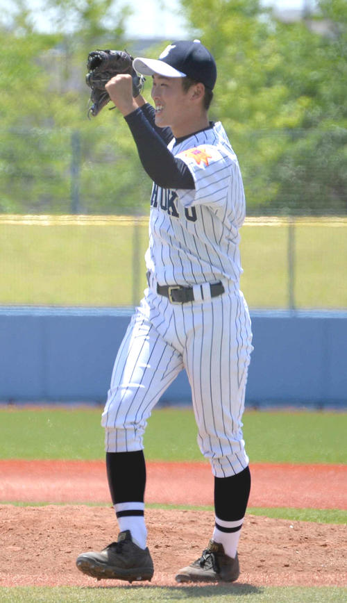 佐沼対東北　4安打完封勝利にガッツポーズの東北・石森（撮影・中島正好）