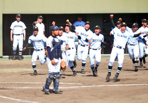 福島西対学法石川　9回劇的なサヨナラ勝ちにベンチを飛び出し歓喜する学法石川の選手たち、後方左端が佐々木監督（撮影・鎌田直秀）