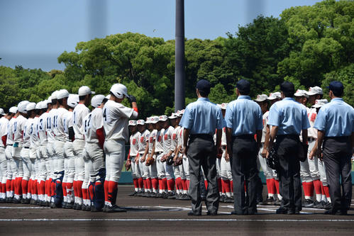 春季近畿大会1回戦で整列する智弁和歌山ナイン（左）と智弁学園ナイン（右）（撮影・望月千草）