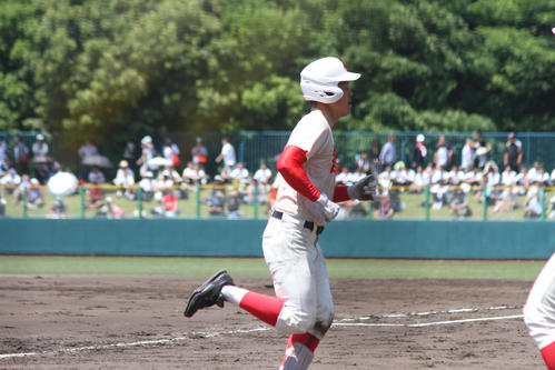 同点本塁打を放った智弁学園・佐藤（撮影・柏原誠）