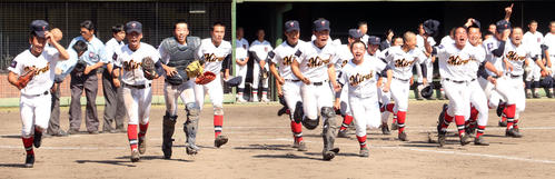 大喜びで応援席へ駆けだす、ふたば未来学園の選手たち（撮影・野上伸悟）